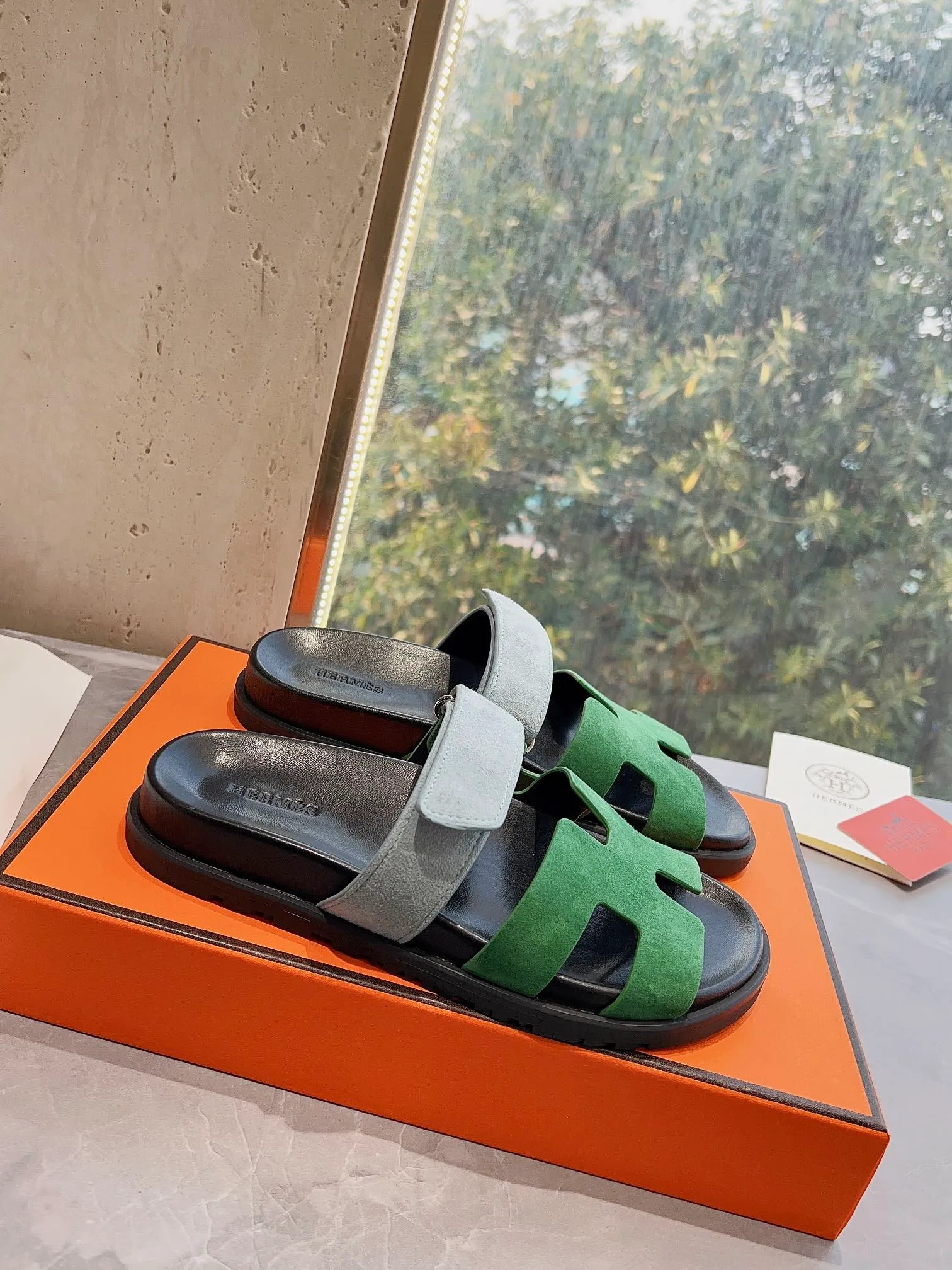 👟👟Ex-factory price 440👟👟 Men's size +10 H family 2024 spring and summer new style HERMES Hermes' recently popular couple's shoes, pig nose angle sandals and slippers, paired with various colorful socks, extremely trendy. Upper lining: imported original material. Outsole: non-slip and wear-resistant outsole. Size: Female 35-42 (40/42 non-returnable and non-exchangeable) Men’s size: 39-45 (45 is non-refundable and non-exchangeable)